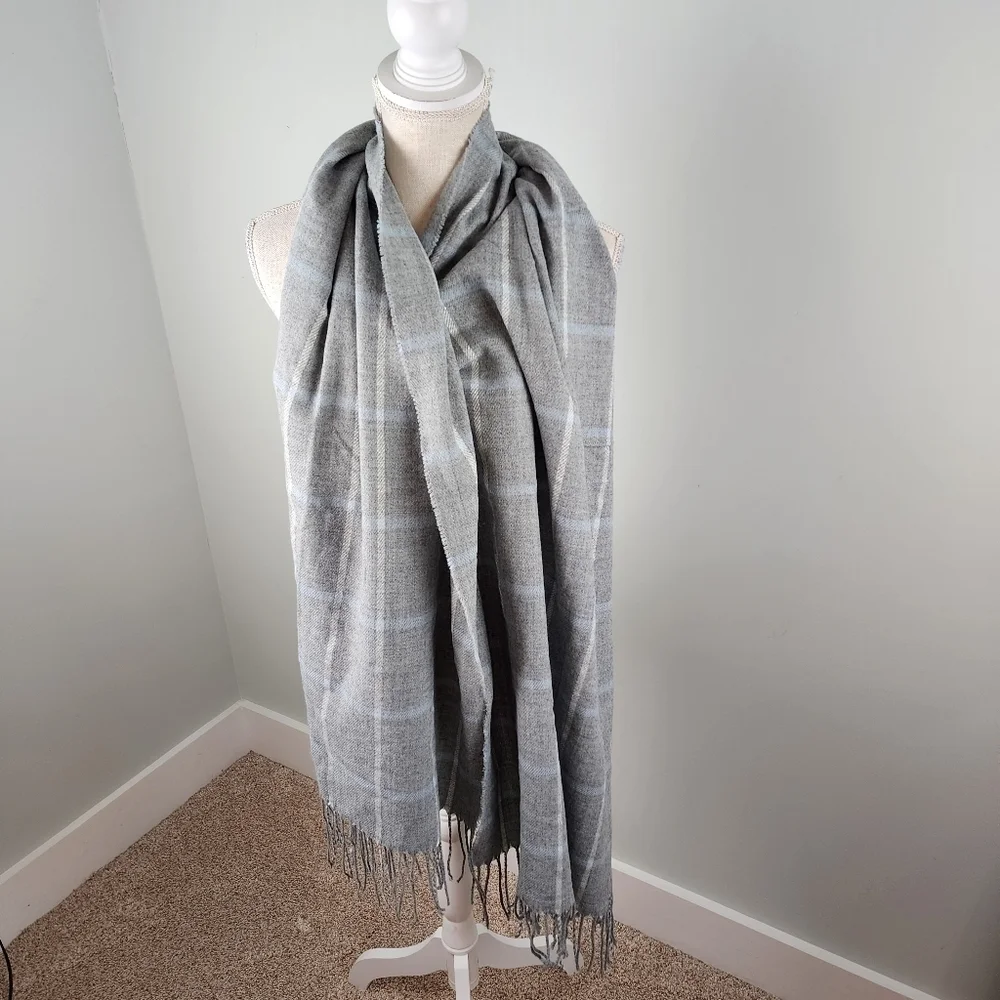 Banana Republic Women's Scarf or Wrap. Fringed Hem. Very Versatile. One Size